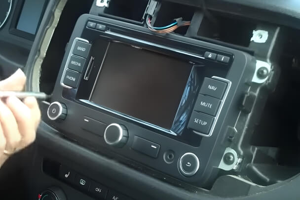 Removing VW radio using Torx 20 scewdriver